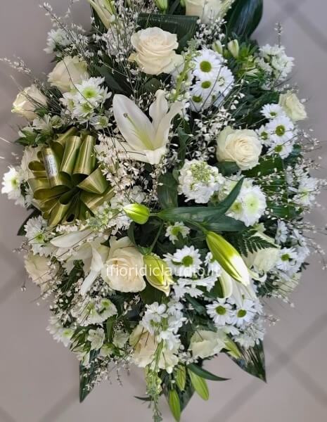 Cuscino funebere con fiori misti tonalità del bianco 
