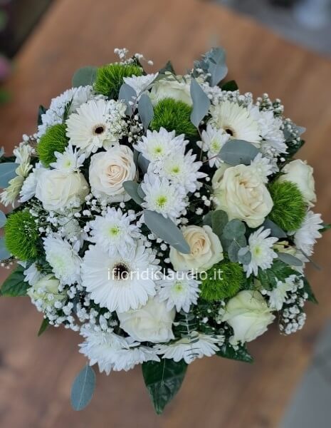 Composizione funebere tonda con fiori misti tonalità del bianco 